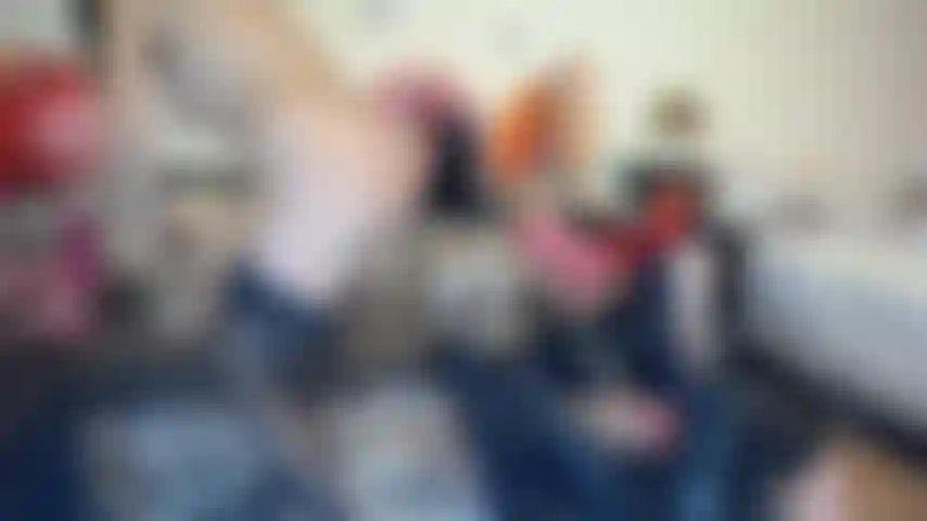 Deep mit verschiedenen großen dildos.