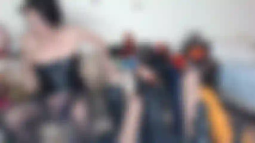 Nur eine verrückte kleine schlampe.