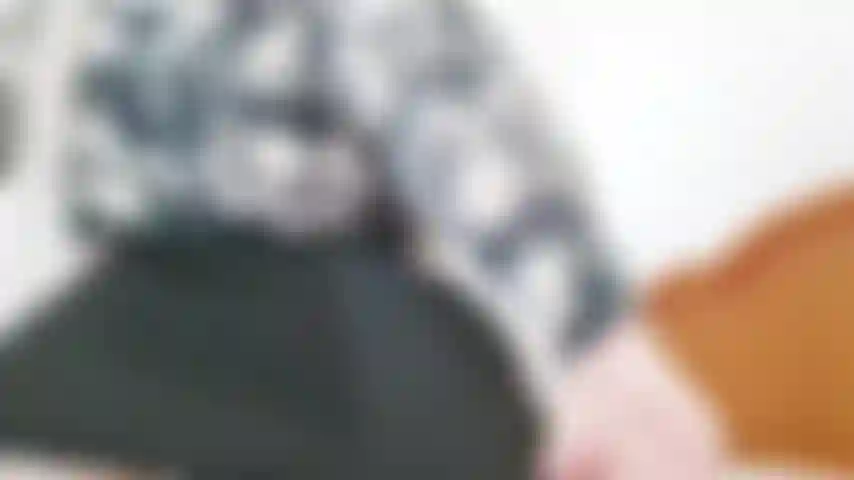 52 Ein zentimeter-hintern in kurzem rock und strümpfen.