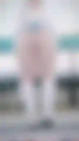 Beute klatscht laut in shorts auf dem balkon.