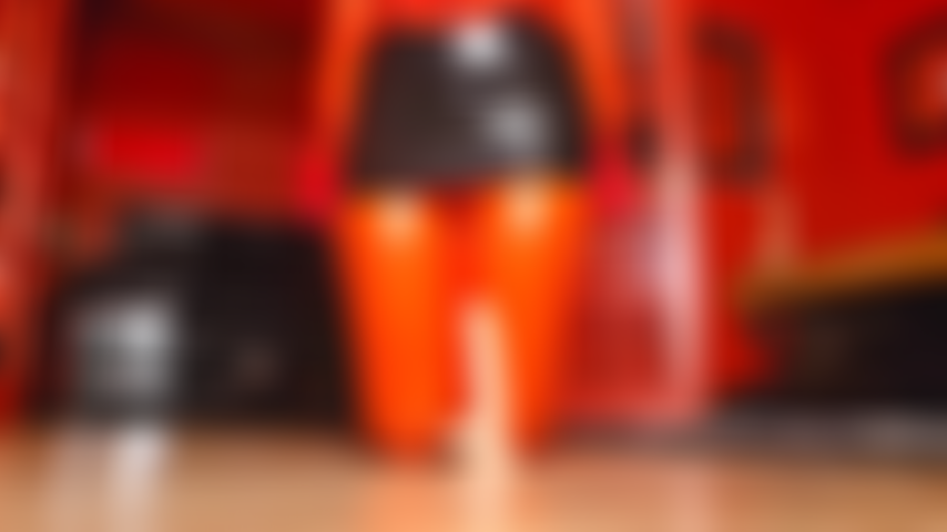 Eine rote latex-gummipuppe fickt ihren hals und ihren arsch.