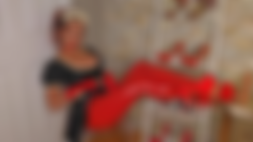 Dein latex-dienstmädchen möchte deinen schwanz mit ihrer zunge reinigen.