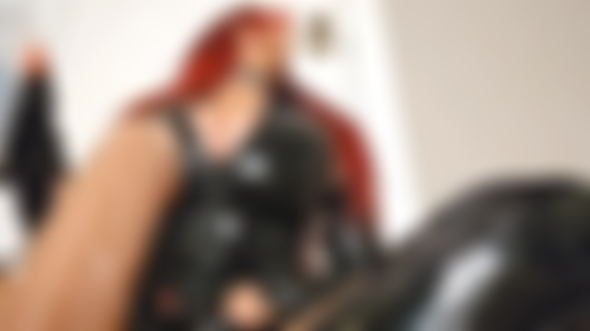 Eine latexschlampe, die im dp-stil mit 2 dildos fickt.