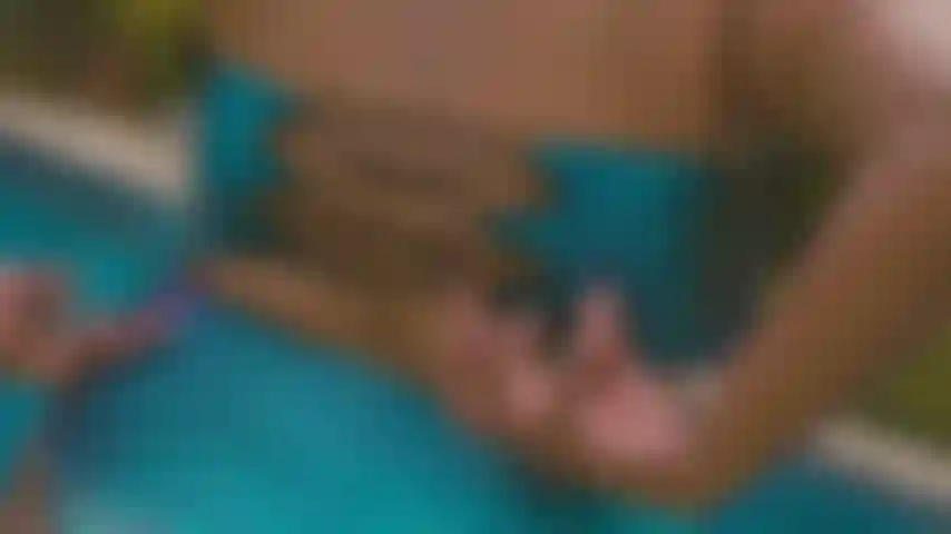 Ich spiele mit meinen titten im pool.