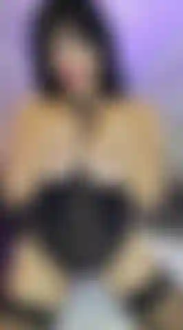 Die ihre titten massiert und einölt.