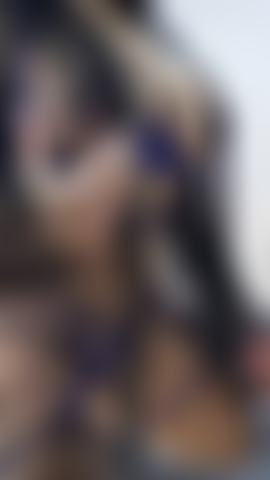 Die einen großen dildo von vorne reitet.