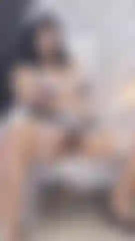 Ficke die muschi eines geilen milf-dienstmädchens.