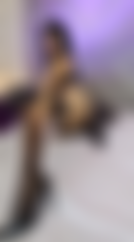 Die ihre schönen beine und ihren hintern streichelt.