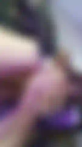 Und ziehe den turnanzug zur seite, um meine muschi zu berühren.