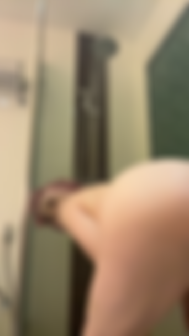 Twerking unter der dusche / mit halbem körper.