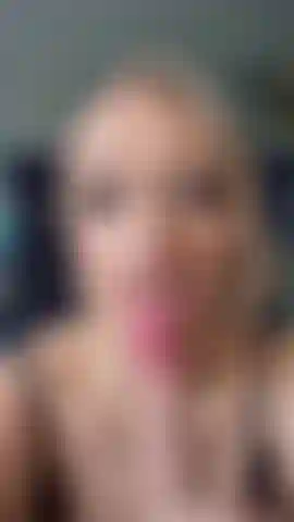 Schau mir zu, wie ich mit einem dildo in meiner engen nassen muschi spiele.