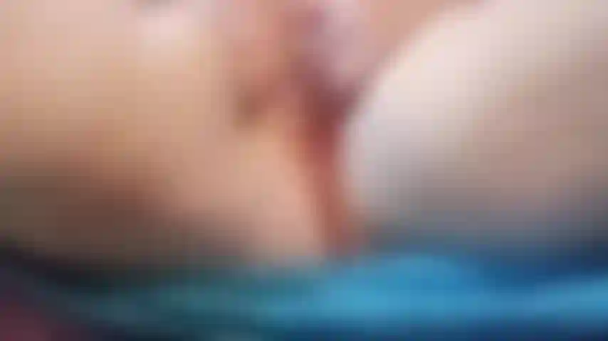 Komm und sieh zu, wie ich mit meinem spielzeug zum höhepunkt komme.