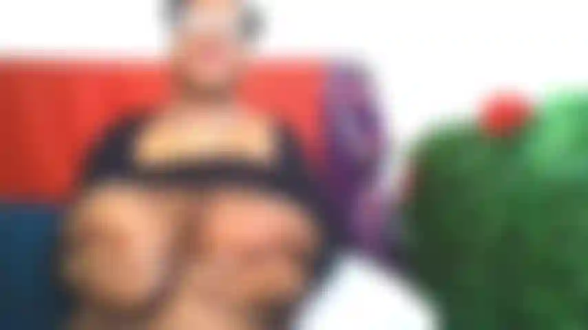 Ein süßes schwarzes mädchen, das würgt und deinen schwanz tief in den rachen nimmt.