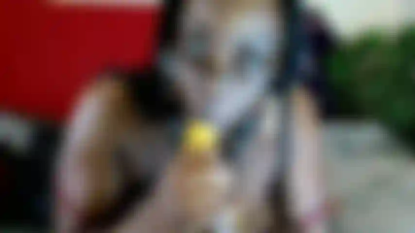 Bananentitten-fick und lutsch-essen spielen in matschigen bananen erstickt.