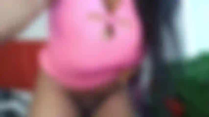 Saugen sie an meinen riesigen brustwarzen in meinem kurzen, engen kleid.