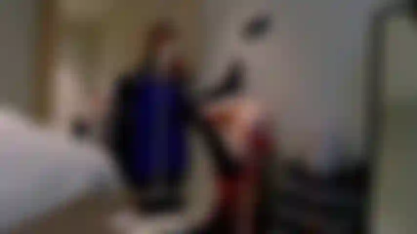 Ein yogi-mädchen mit dessous-kopfstand.