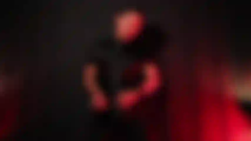 Der im lederanzug wichst.