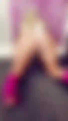 Einem wackelnden großen hintern im bunny-tanga.