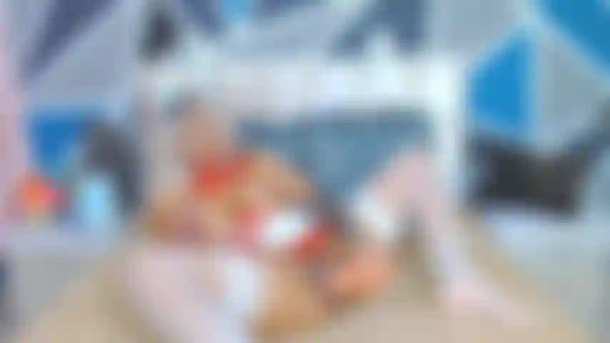 Eine krankenschwesterschlampe, die hart mit ihrer muschi spielt.