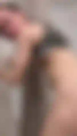 Mit nacktem hintern.