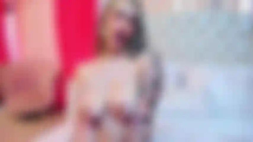 I love fucking my pussy while I masturbate my clitoris with vibrations