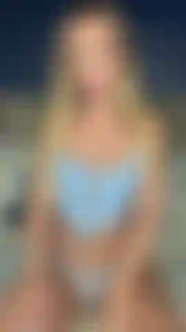 Glasdildo in blauen dessous.