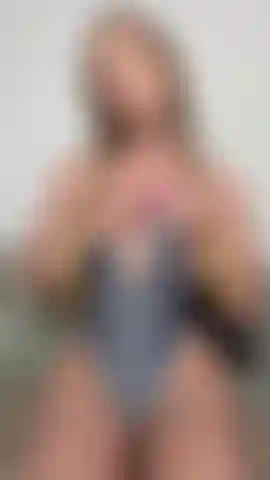 Zöpfe und masturbation im badeanzug.