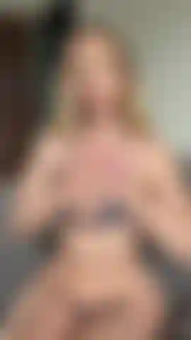 Sich auszieht und ihren hintern schüttelt.