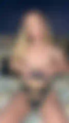 Masturbation mit einem glasdildo.