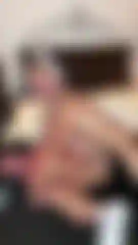 Ein kleiner verstohlener 🫣 vorgeschmack auf das, was du in privat/exklusiv sehen kannst.. Heißer großer schwanz, der in ihn rein- und rausgleitet.