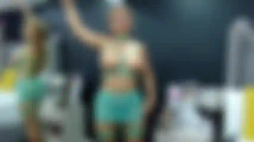 Trainiere sexy und nackt.