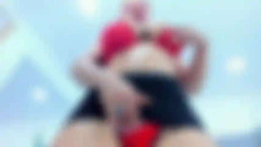 Rot steht für leidenschaft, aber es bedeutet auch, dass diese reife frau dich haben, dich berühren und dir ihren ganzen körper geben möchte – schau zu, wie ich dich verführe und dich allein mit einem striptease geil mache, mein schamhaar ist so glücklich, endlich frei zu sein.