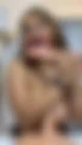 Meine großen titten ficken deinen schwanz, während ich mit einem anderen ertrinke.