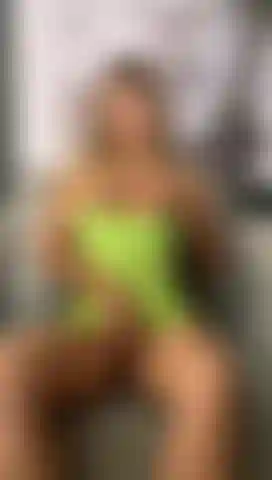 Reibe meine titten und meine muschi.