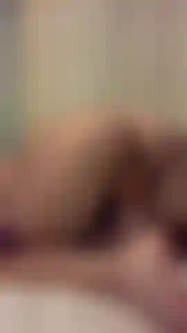 Benutze meinen vibrator, während ich mich für dich beuge.. Saftiges muschispiel!!