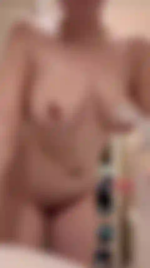 Ölmassage für meine prallen titten und meine rosa muschi.