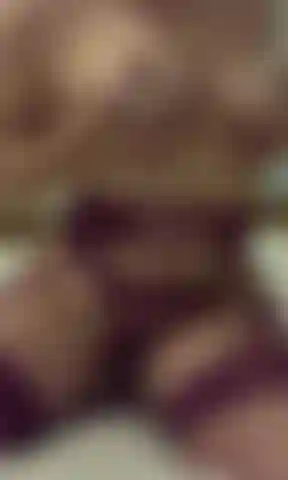 Schau mir zu, wie ich hüpfe und mit diesen frechen titten für dich spiele.