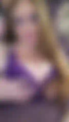 Titty-hüpf-spaß! Ich bleibe wie immer schön versaut. Schau zu, wie dieses große mädchen hüpft und wackelt, wenn sie ihre natürlichen 40e-titten schüttelt und diesen saftigen, wabbeligen arsch twerkt. Riesige titten, ein fetter arsch, eine nasse, behaarte fotze, ein enges kleines arschloch und ein wilder sexualtrieb. Was könnte man sich mehr wünschen? Flirt nicht mit mir. Ich werde mich in dich verlieben und all deine wildesten fantasien wahr werden lassen. Schau mir zu, wie ich hüpfe und wackele, bis du kommst! Diese heiße, versaute milf hat hunger auf einen schwanz!