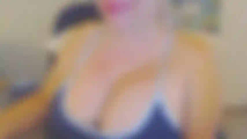 Bbw, die riesige brüste und hintern einölt.