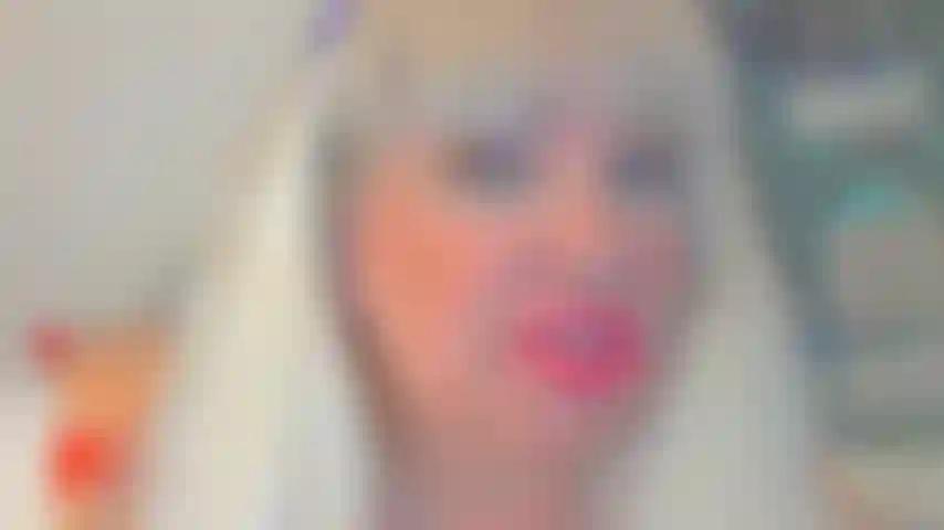 Stiefmutter gibt stiefsohn und seinem bbc-freund einen blowjob.