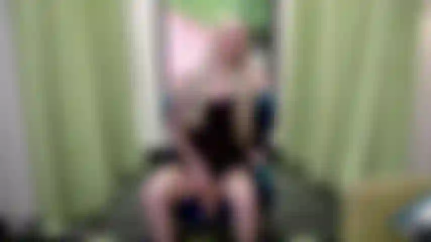 V651, blondes futa-joi im hotelfenster.