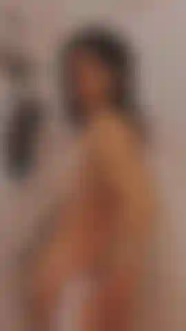 Ein ungezogenes mädchen unter der dusche.