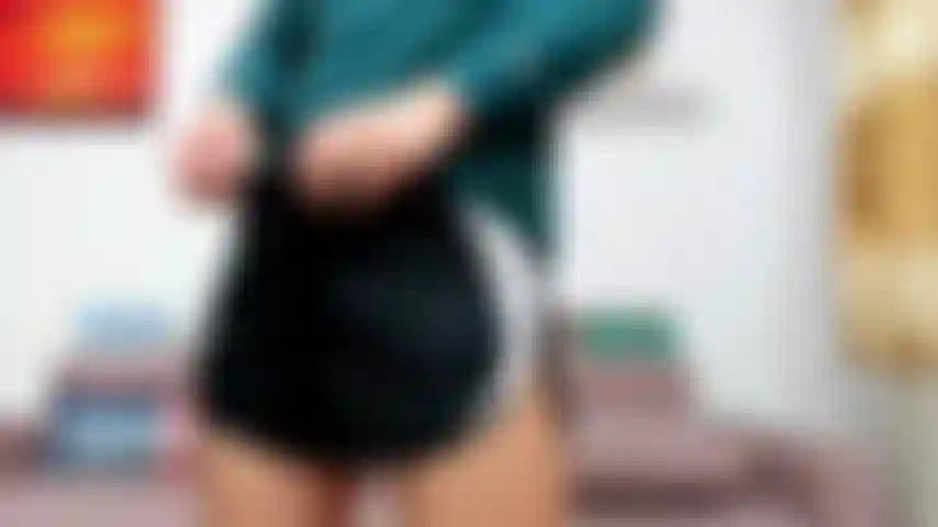 Wichse mit meinem hemd, spiele mit meinen eiern und zeige meinen arsch mit meinen beinen in der luft.