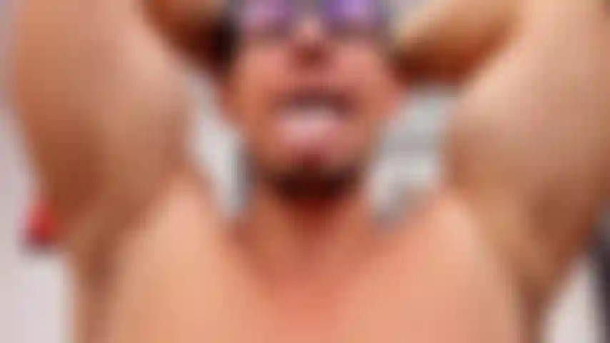 Behaarte achseln und schamhaare schnüffeln (nahaufnahme).