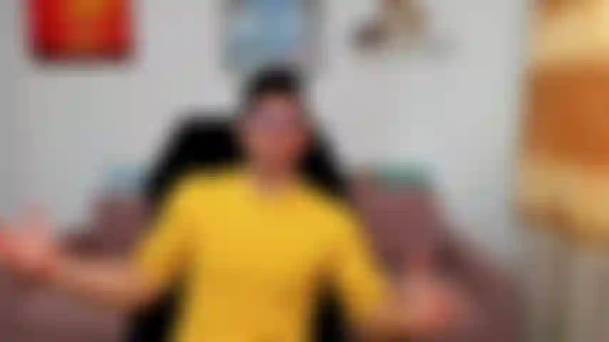 Sich nackt beugt und dann meinen schwanz mit viel dirty talk hart macht!