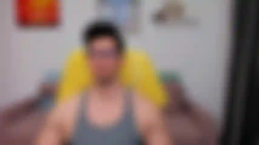 Der dich in meinen engen shorts dominiert, meine füße zeigt und dich dazu bringt, sie zu lecken.