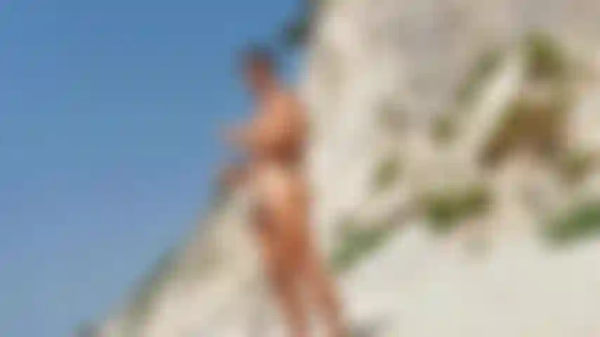 Willst du mir mit dem öl auf meinem körper helfen? Ich könnte deine hände gebrauchen.