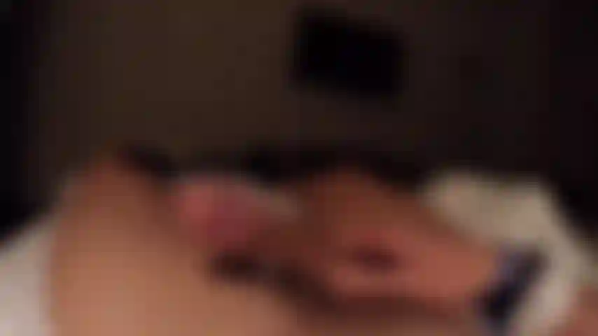 Masturbiere leise im dunkeln mit einem kleinen licht an ... Und komme.