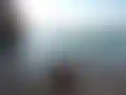 Sich an einem kleinen strand entspannt.