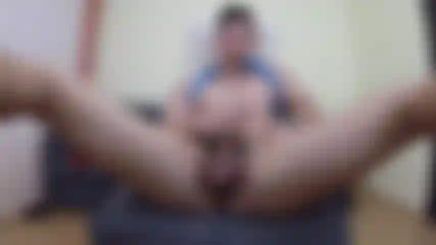 Der mit gespreizten beinen masturbiert und eine ladung auf meine bauchmuskeln bläst.